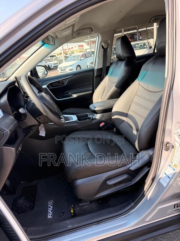 Toyota RAV4 LE 2021 Silver