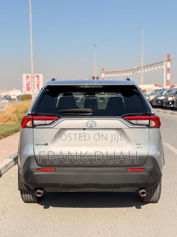 Toyota RAV4 LE 2021 Silver