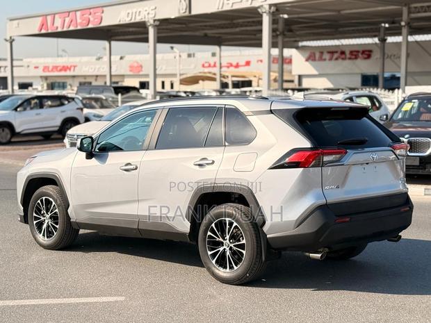 Toyota RAV4 LE 2021 Silver