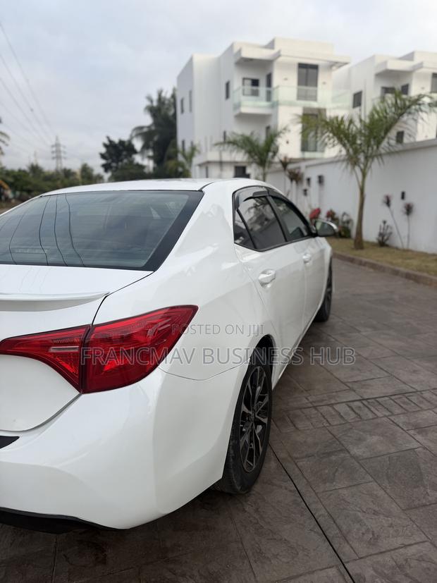 Toyota Corolla SE Special Edition 4dr Sedan (1.8L 4cyl CVT) 2017 White