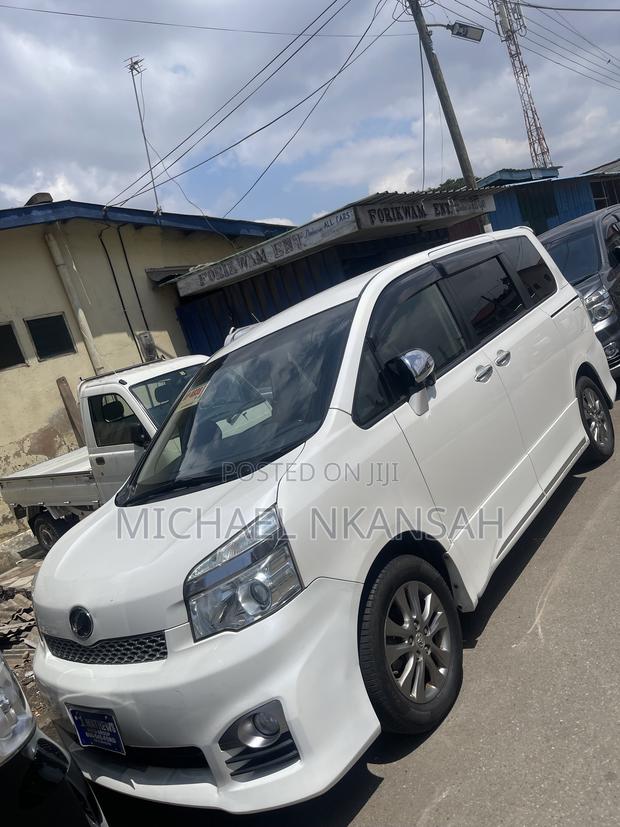 Toyota Voxy V 2WD 8-Seater 2013 White
