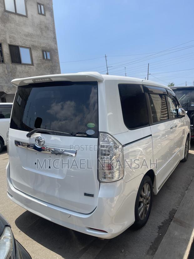 Toyota Voxy V 2WD 8-Seater 2013 White