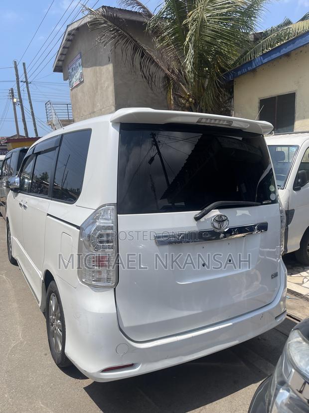 Toyota Voxy V 2WD 8-Seater 2013 White