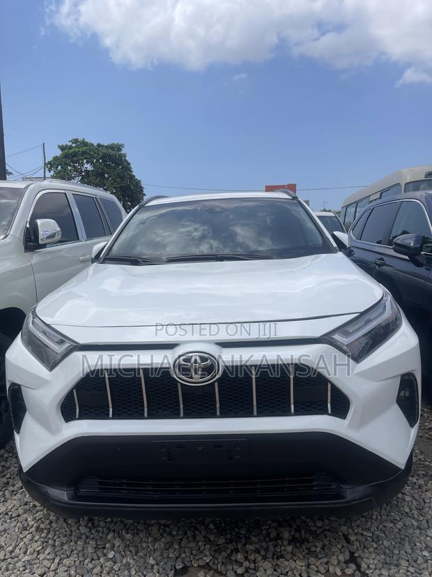 Toyota RAV4 XLE AWD 2024 White