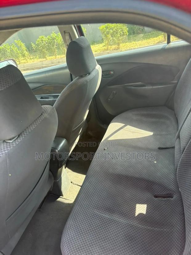 Toyota Yaris Base Sedan 4dr 2010 Red