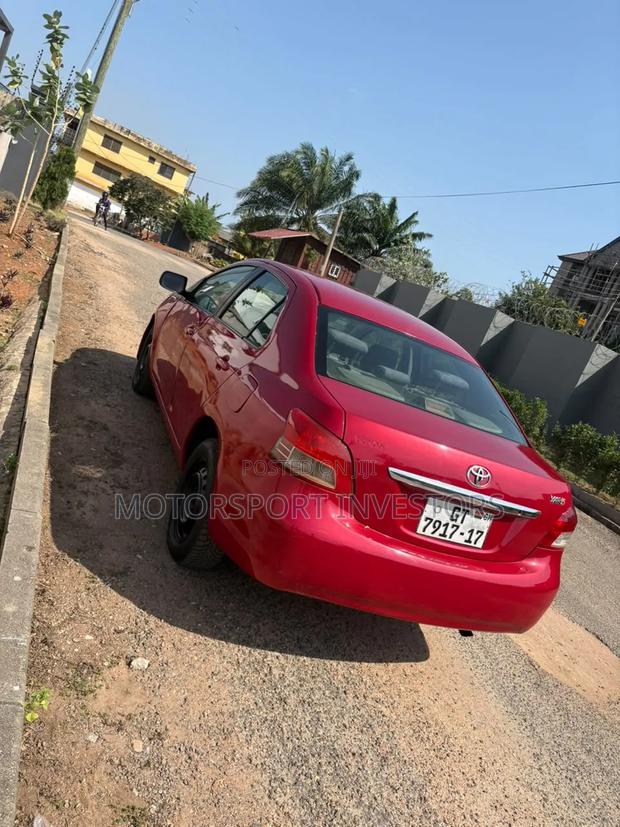 Toyota Yaris Base Sedan 4dr 2010 Red