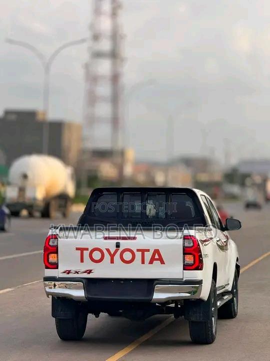 Toyota Hilux 2022 White