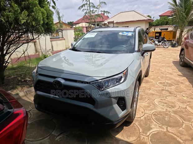 Toyota RAV4 XLE Premium 2021 Green
