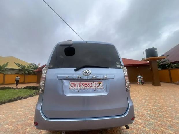 Toyota Voxy X 4WD 8-Seater 2011 Blue