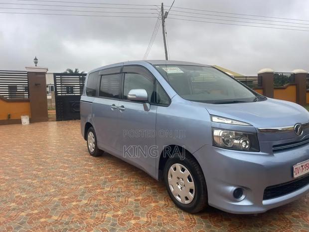 Toyota Voxy X 4WD 8-Seater 2011 Blue