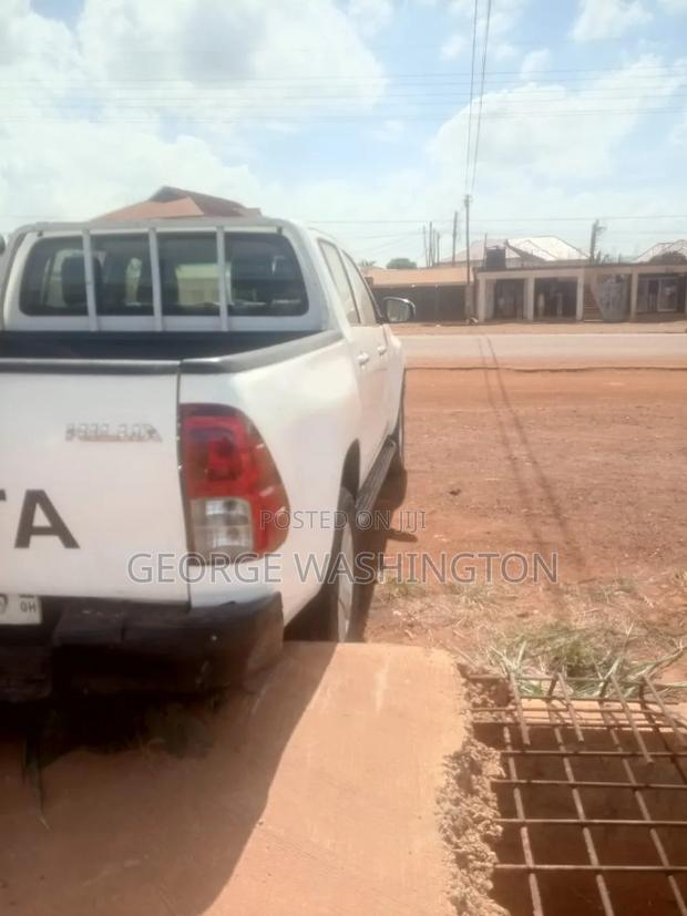Toyota Hilux 2012 White