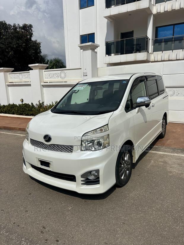 Toyota Voxy 2012 White
