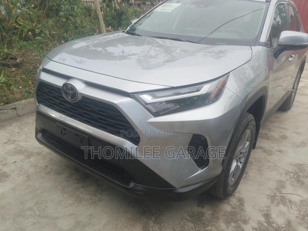 Toyota RAV4 XLE AWD 2023 Silver