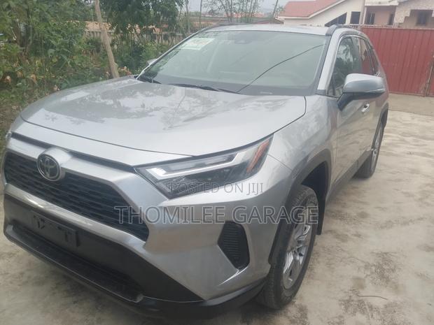 Toyota RAV4 XLE AWD 2023 Silver