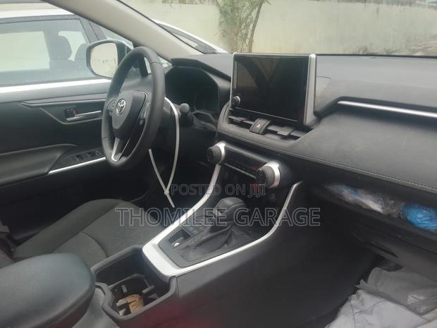 Toyota RAV4 XLE AWD 2023 Silver