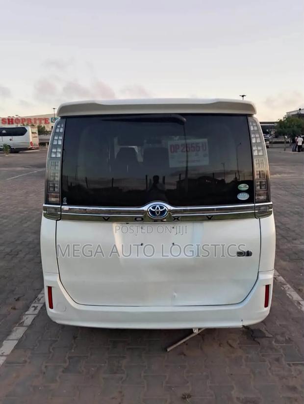 Toyota Voxy Hybrid X 2WD 7-Seater 2015 White