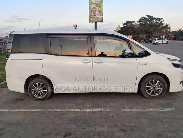 Toyota Voxy Hybrid X 2WD 7-Seater 2015 White