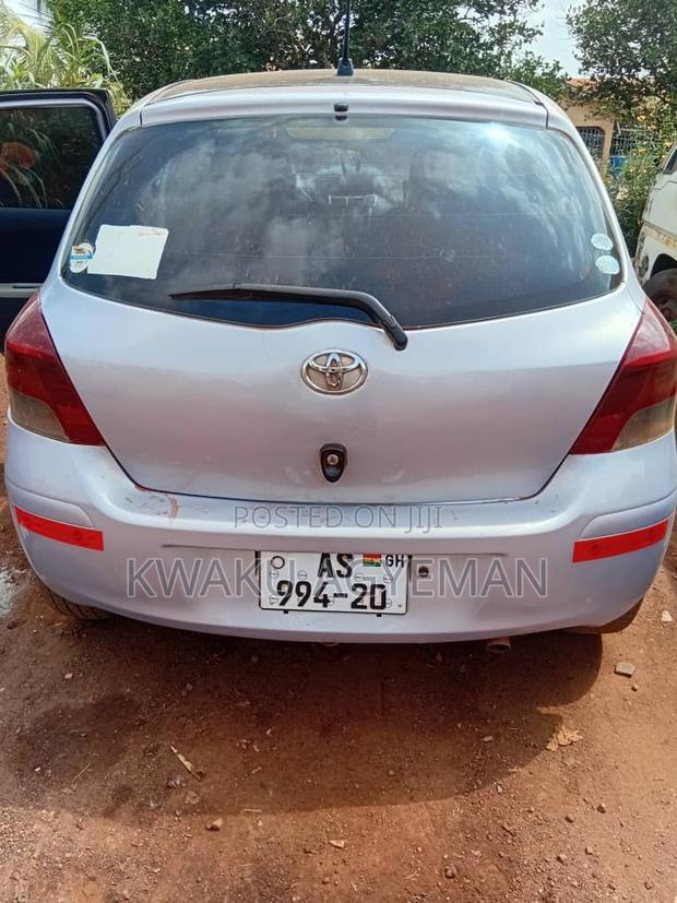 Toyota Vitz 2010 Silver