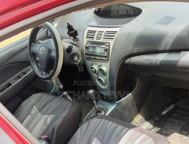 Toyota Yaris Base Sedan 4dr 2010 Silver