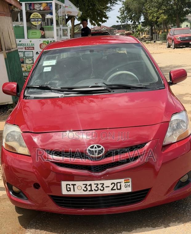 Toyota Yaris Base Sedan 4dr 2010 Silver
