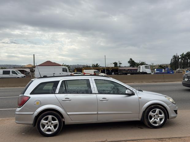 Opel Astra 1.9 CDTi Enjoy 2011 Silver