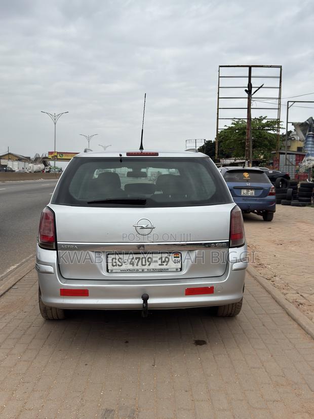 Opel Astra 1.9 CDTi Enjoy 2011 Silver