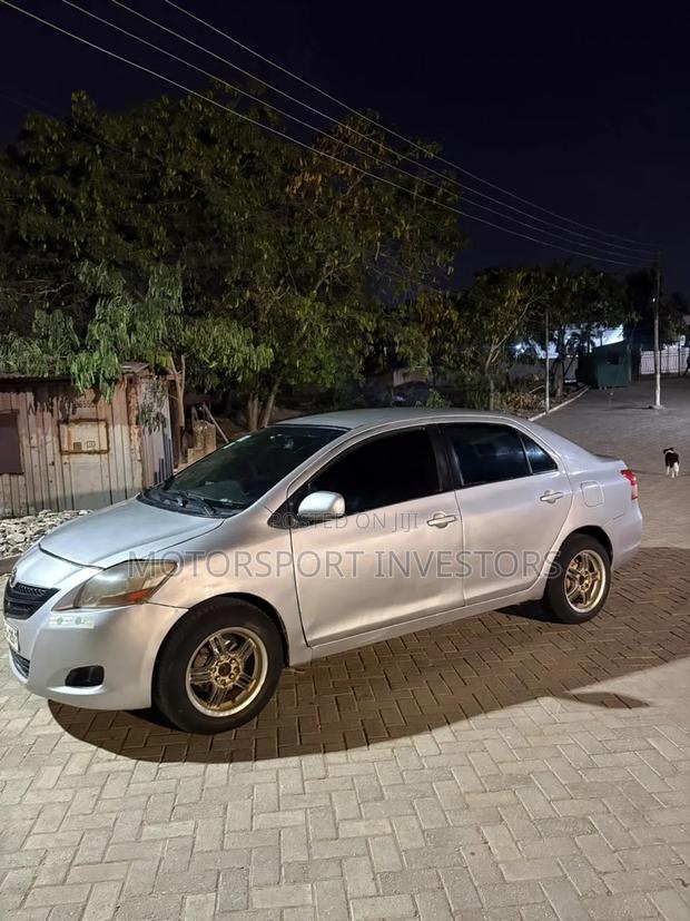 Toyota Yaris Base Sedan 4dr 2010 Silver