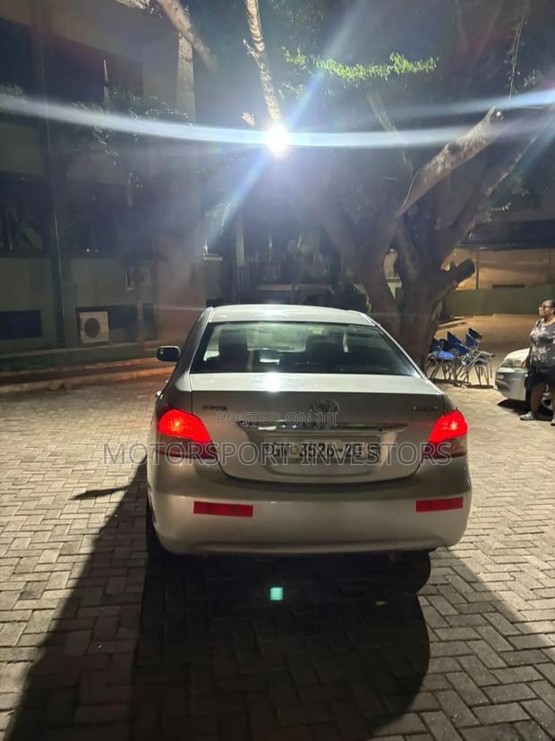 Toyota Yaris Base Sedan 4dr 2010 Silver