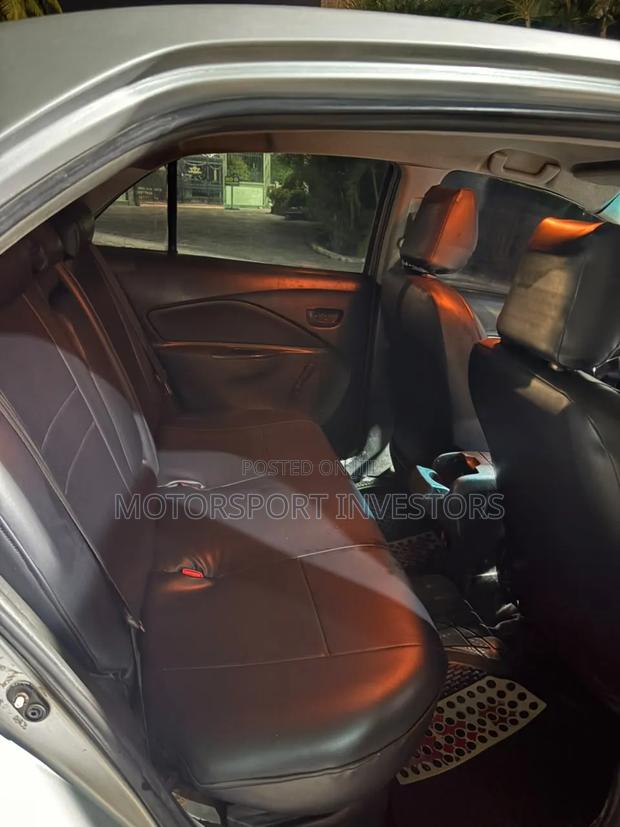 Toyota Yaris Base Sedan 4dr 2010 Silver