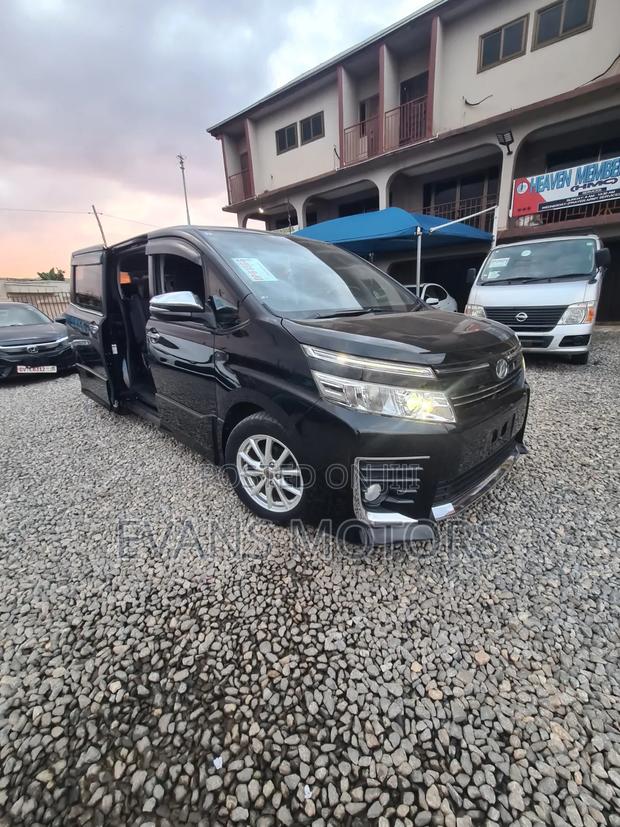 Toyota Voxy V 4WD 8-Seater 2015 Black