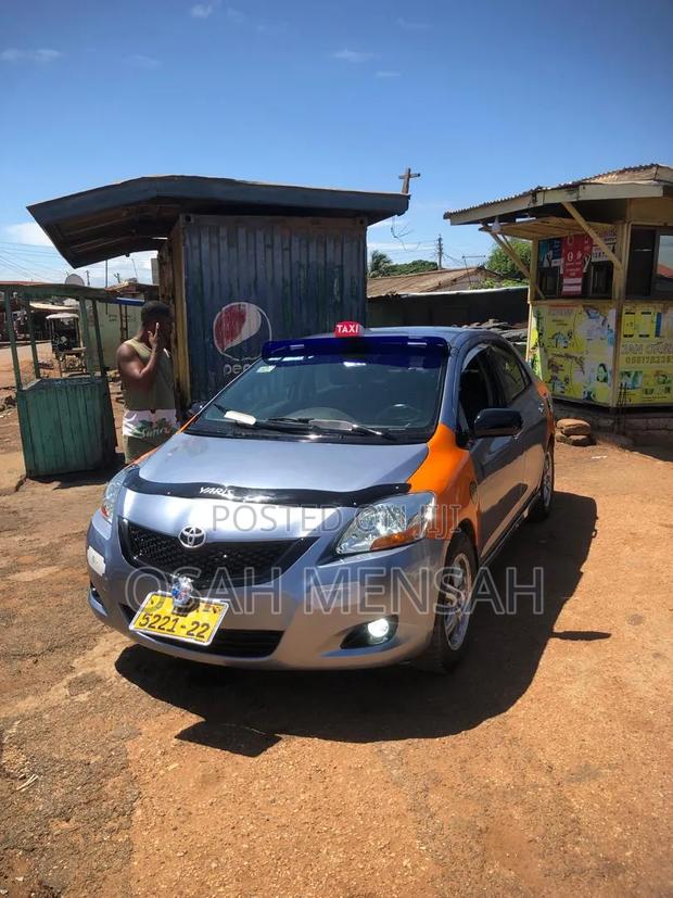 Toyota Yaris Base Sedan 4dr 2010