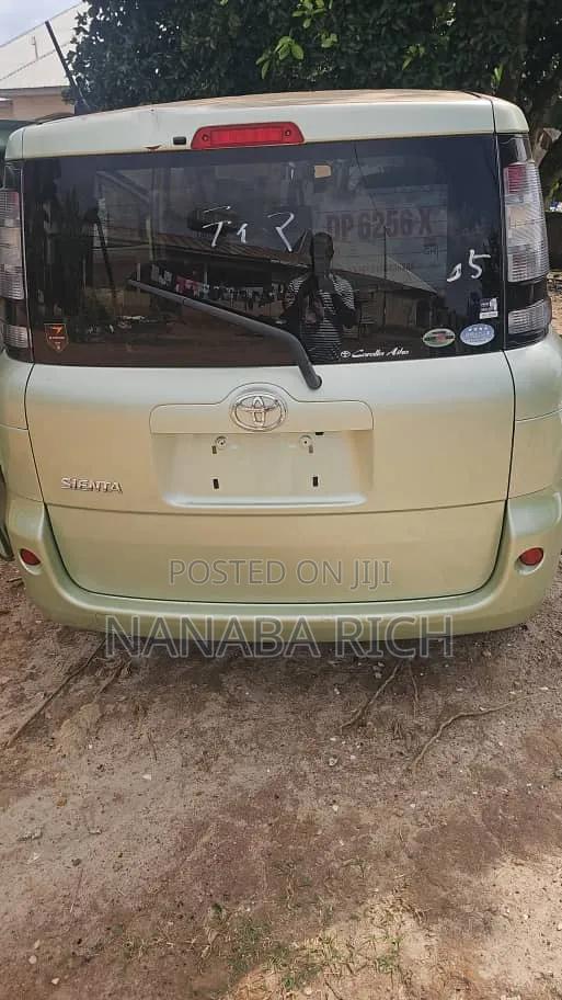 Toyota Sienta 2011 Green