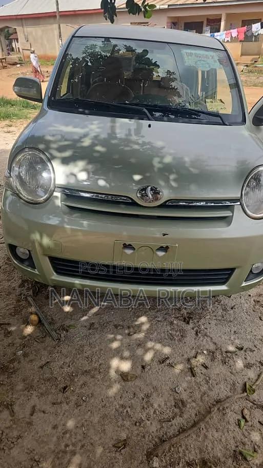 Toyota Sienta 2011 Green