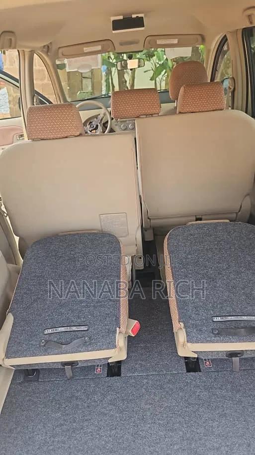 Toyota Sienta 2011 Green