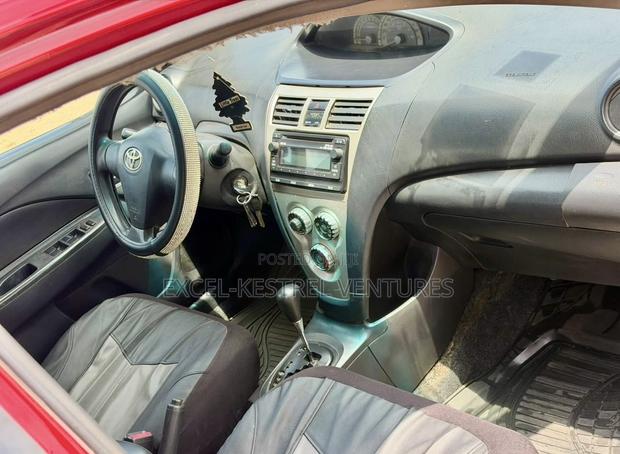 Toyota Yaris Base Sedan 4dr 2010 Red