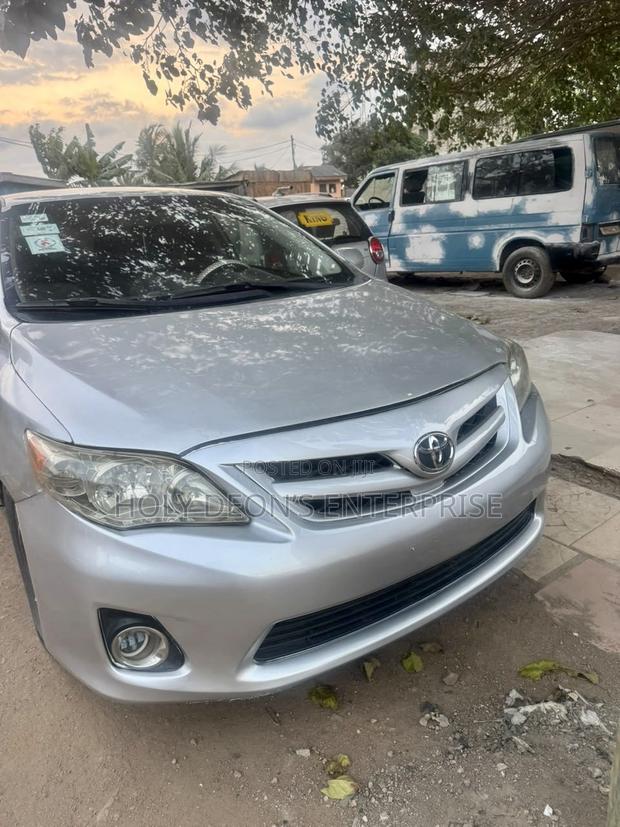 Toyota Corolla LE 4dr Sedan (1.8L 4cyl 4A) 2013 Silver