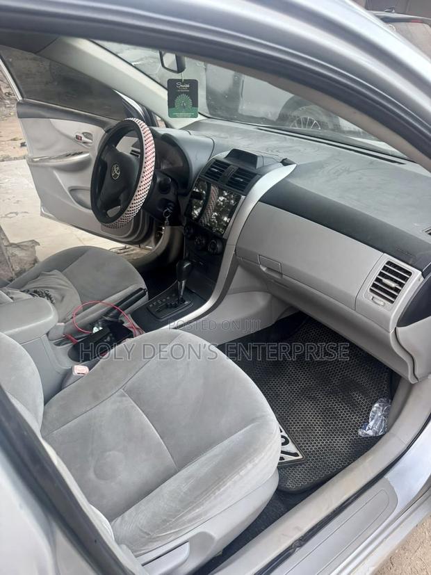 Toyota Corolla LE 4dr Sedan (1.8L 4cyl 4A) 2013 Silver