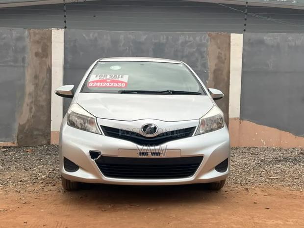 Toyota Vitz 2012 Silver