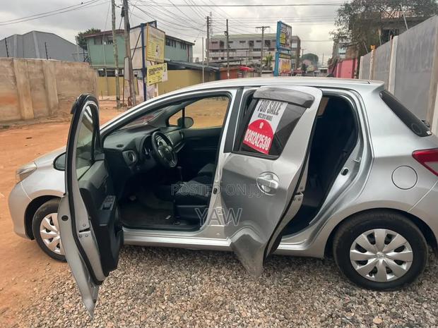 Toyota Vitz 2012 Silver