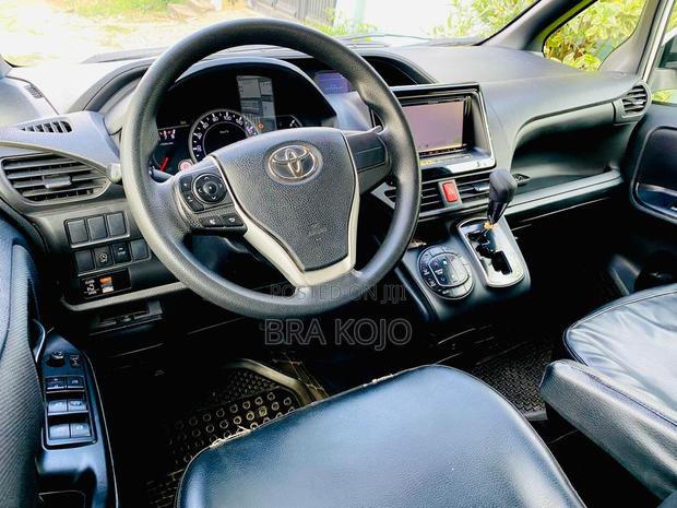 Toyota Voxy X 4WD 7-Seater 2015 Pearl
