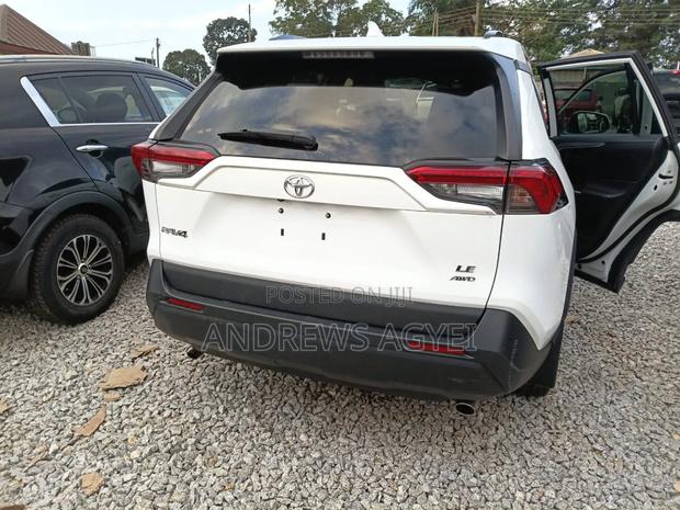 Toyota RAV4 2021 White