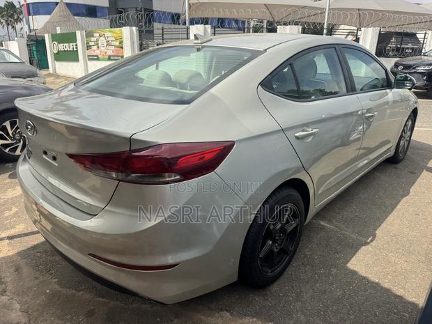 Hyundai Elantra SE 2018 Gold