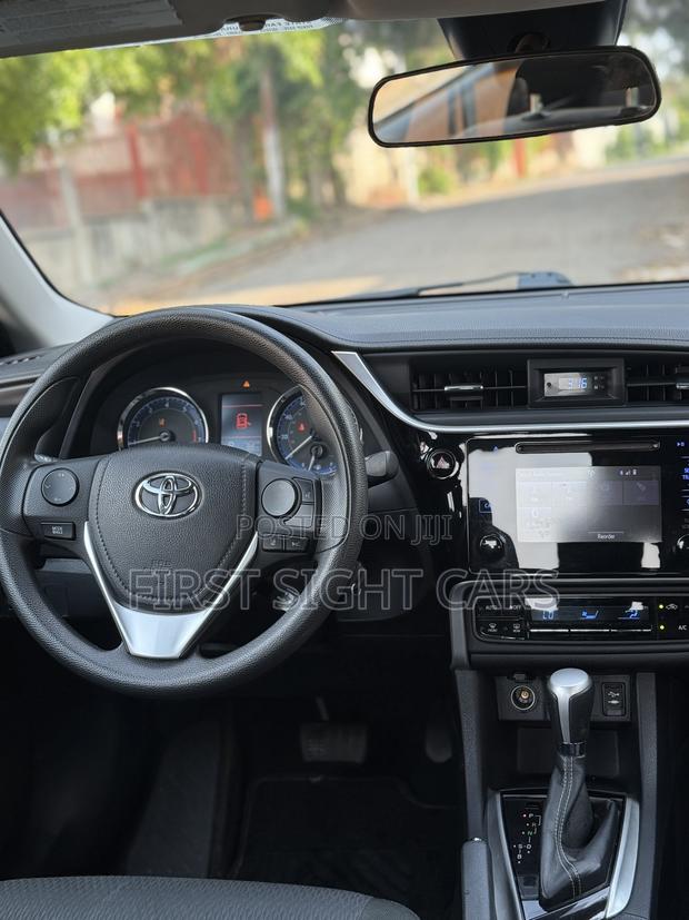 Toyota Corolla LE 4dr Sedan (1.8L 4cyl CVT) 2017 White