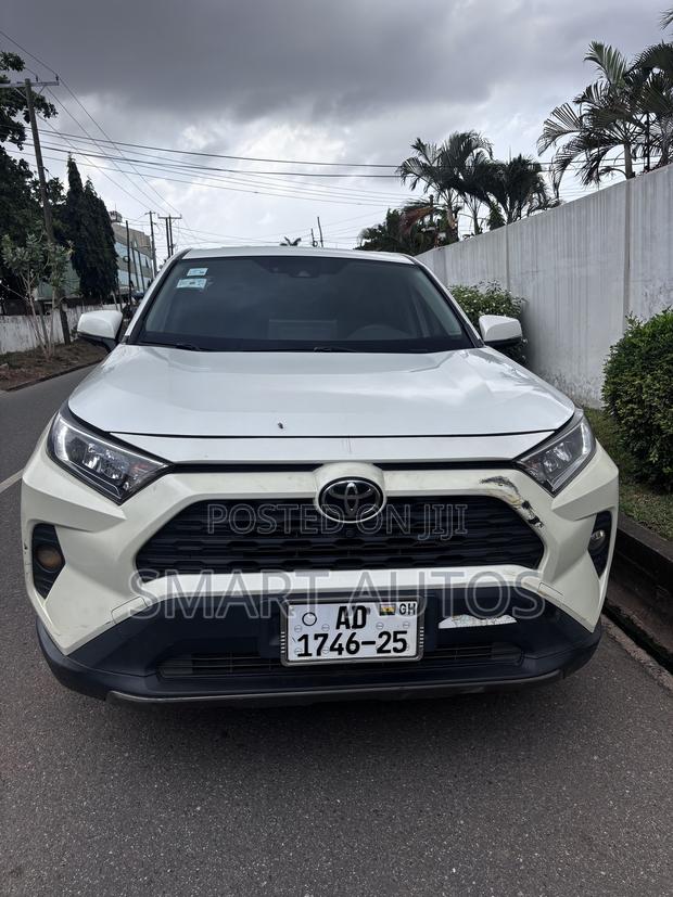Toyota RAV4 Limited 2021 White