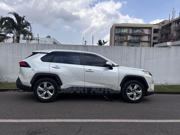 Toyota RAV4 Limited 2021 White