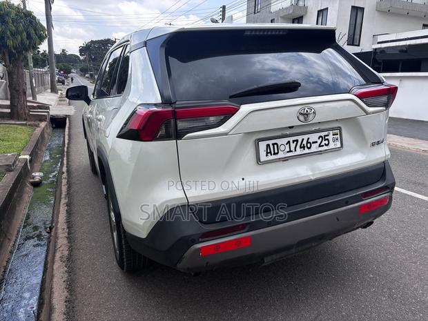 Toyota RAV4 Limited 2021 White