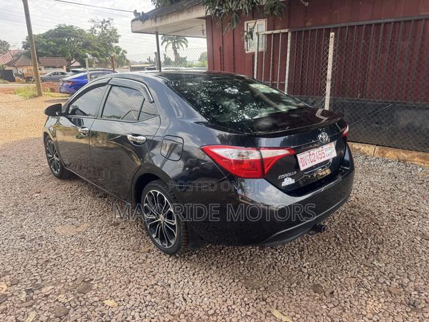 Toyota Corolla 2016 Black
