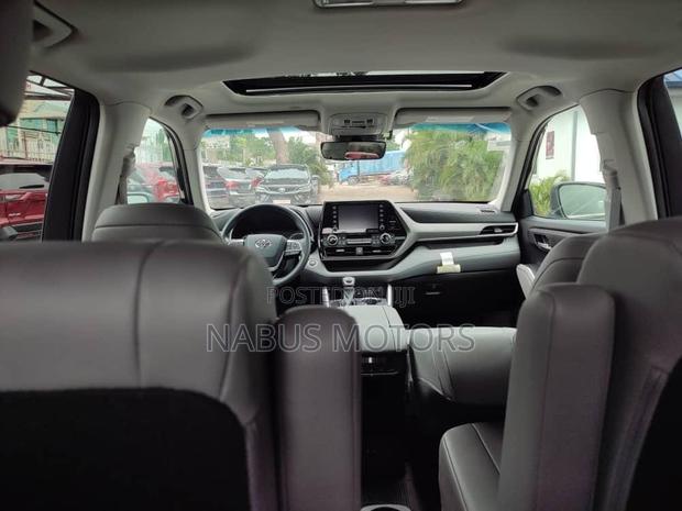 Toyota Highlander XLE 2022 Blue