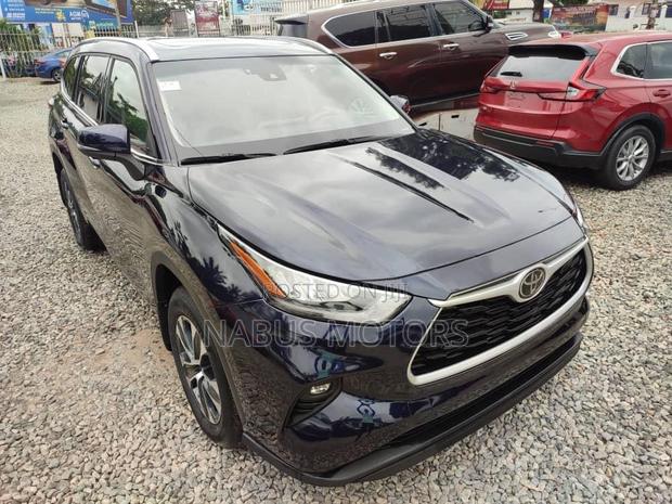 Toyota Highlander XLE 2022 Blue
