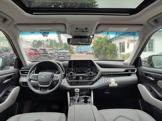Toyota Highlander XLE 2022 Blue